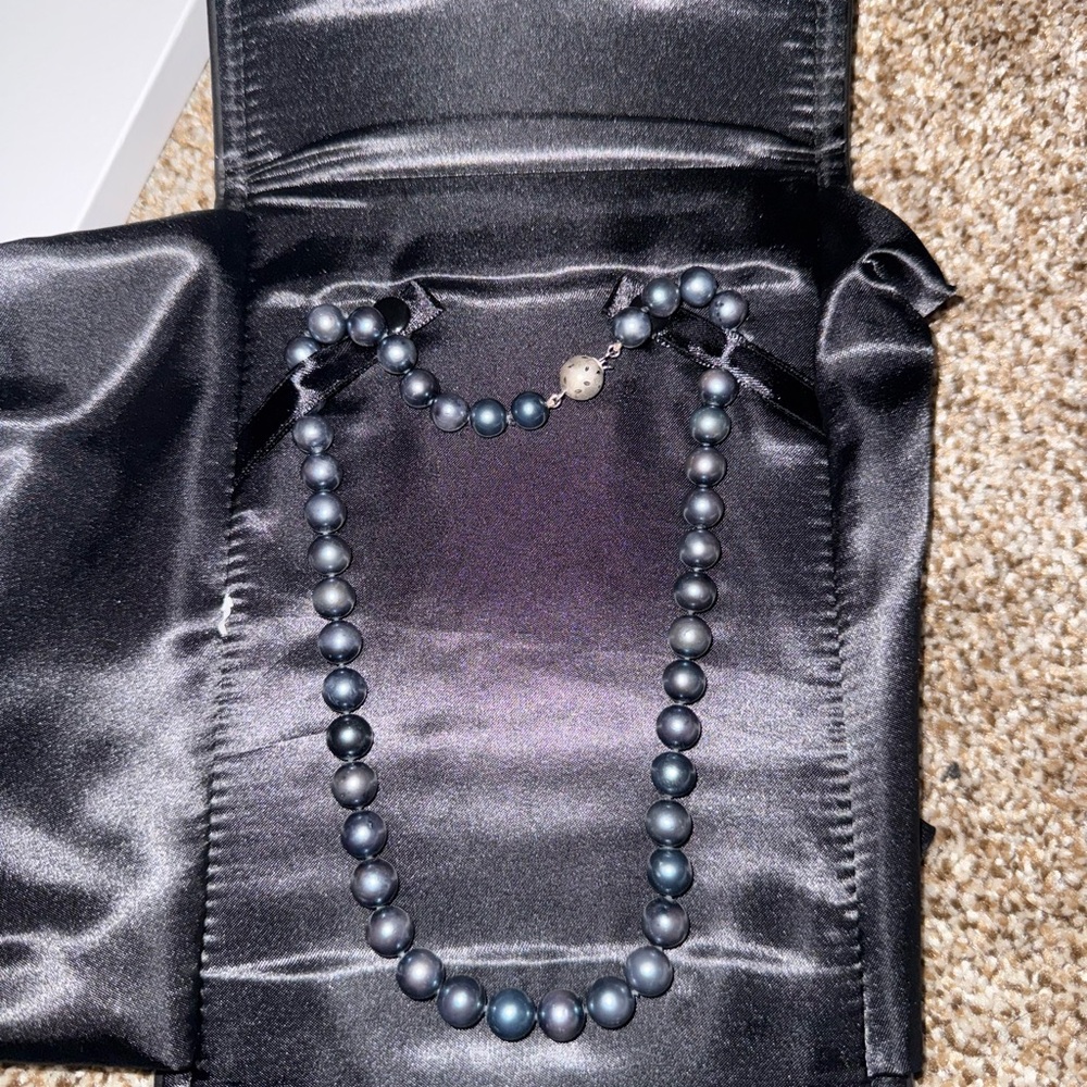 Elegant Black Pearl Necklace